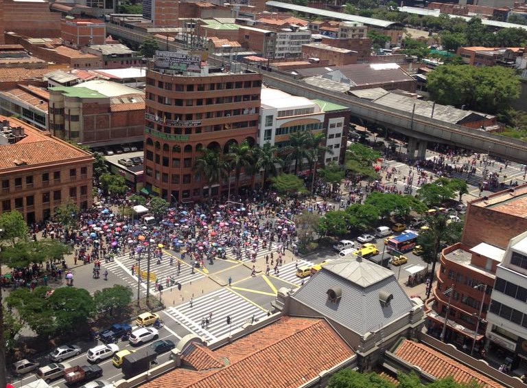 Una multitudinaria marcha se realiza desde las 10:00 de la mañana en el centro de Medellín por el paro nacional indefinido de educadores. Foto Guillermo Martínez @arnaogjmc