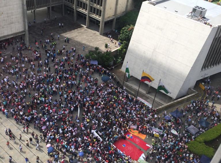 El plantón congregó a más de 8.000 personas entre docentes y funcionariosen el sector de La Alpujarra rechazando los incumplimientos del Gobierno. FOTO Susana Gomez @esusangb