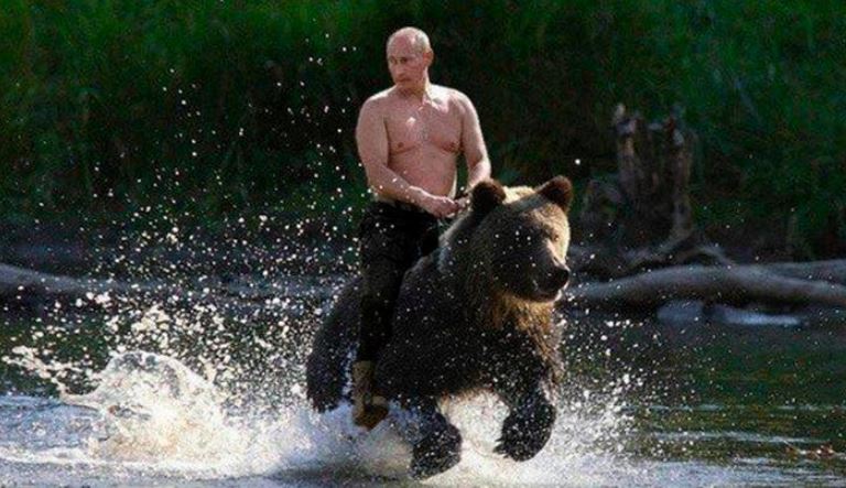 El montaje de Vladimir Putin montando un oso pardo es uno de los memes más populares del presidente ruso. 