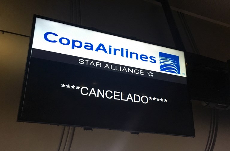 Las pantallas de información de la aerolínea alertan de la cancelación de todos los vuelos. FOTO AFP