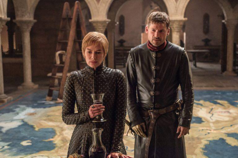 Cersei y Jaime Lannister hablan, posiblemente, de cómo detener a quienes desean el Trono de Hierro. 