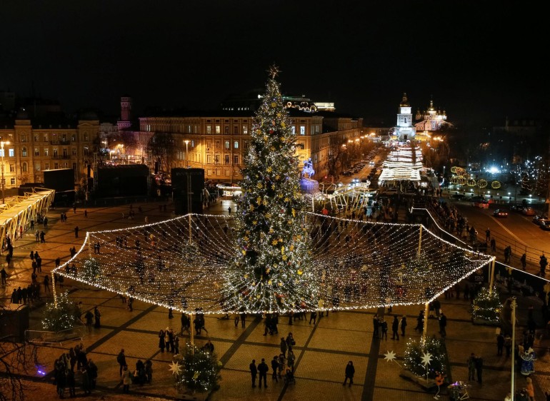 La plaza central de Kiev, Ucrania, presentó su iluminación para Navidad. FOTO REUTERS