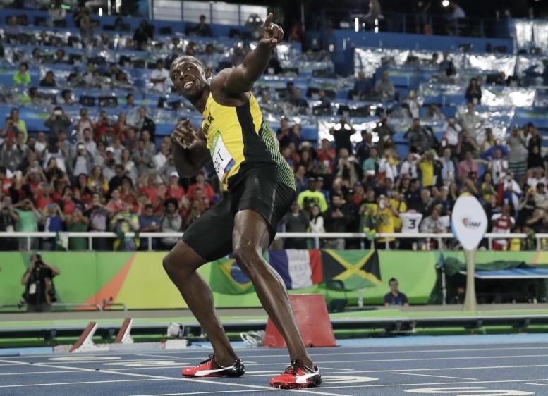 Bolt celebró como habitualmente lo hace y con la euforia del público. FOTO AP