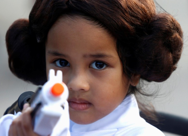 Los niños llevan el amor por Star Wars que seguramente sus padres les inculcan. Foto: Reuters. 