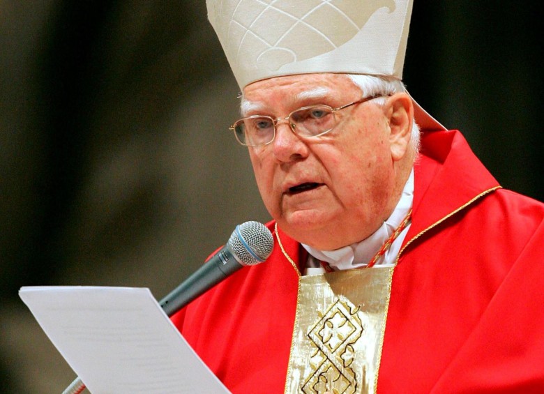 El entonces arzobispo Bernard Law se vio obligado a renunciar a su cargo, al descubrirse el encubrimiento a sacerdotes pederastas. FOTO: EFE