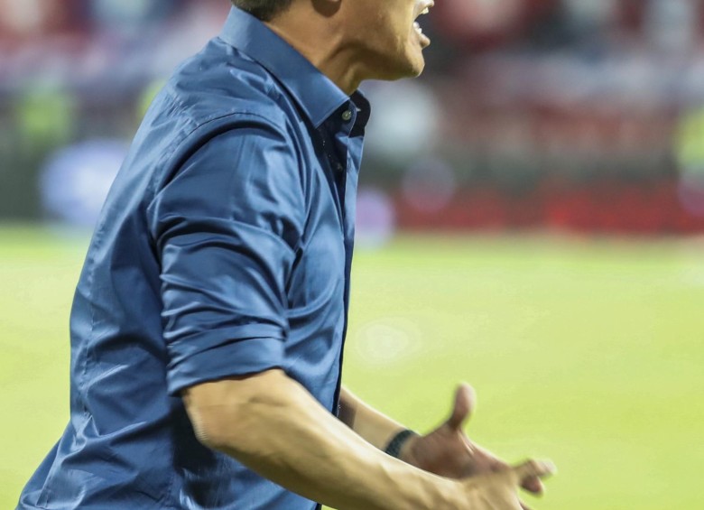 El técnico Jorge Almirón, de Nacional, sufrió durante el partido y al final fue expulsado por el arbitro. Foto: Róbinson Sáenz