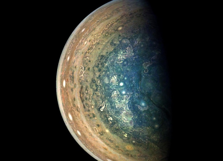 Fotografía de la región polar sur de Júpiter, tomada por la nave espacial Juno, en su décimo sobrevuelo al planeta gigante gaseoso.