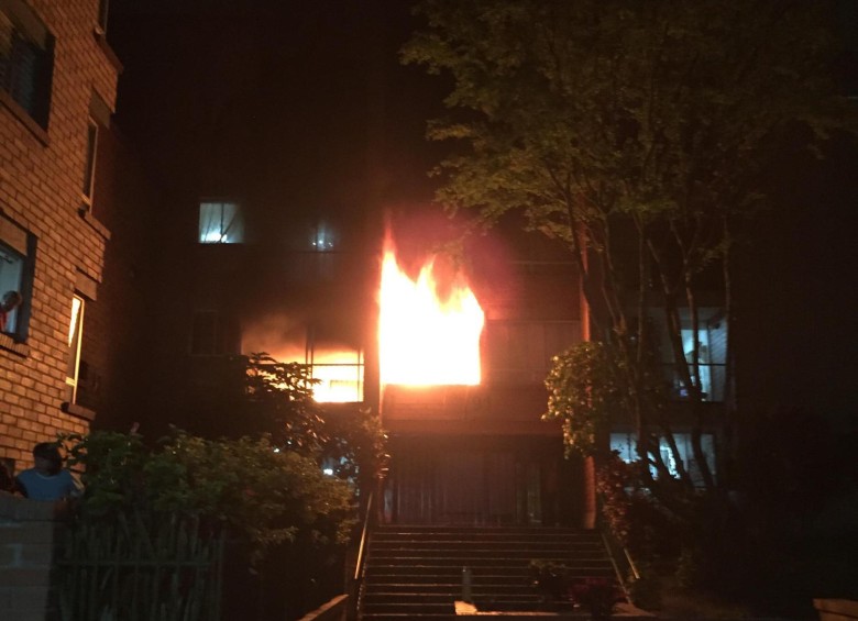 Momento del incendio en uno de los bloques del Barrio Carlos E. Restrepo FOTO CORTESÍA HABITANTES DEL SECTOR