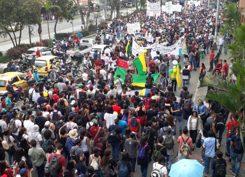 La marcha de estudiantes en Medellín en inmediaciones del centro comercial Villanueva. Cortesía: Juan Fernando Alzate de la Hoz