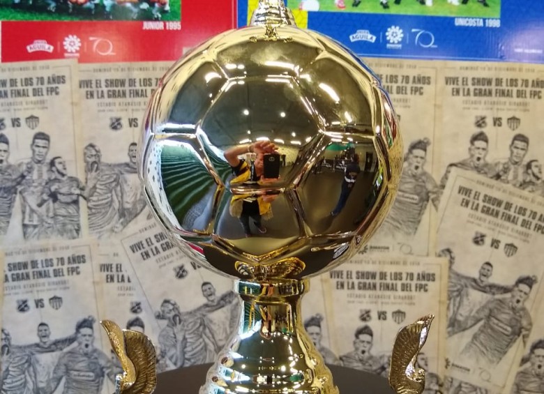 El trofeo de la Liga Aguila-2, ya está exhibido en el Atanasio Giriardot. FOTO JAIME PÉREZ