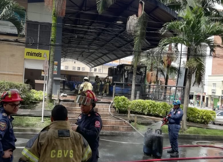 Ya se encuentra controlado un incendio que se presentó en un establecimiento comercial cerca al parque de Sabaneta. Foto: Guardianes Antioquia
