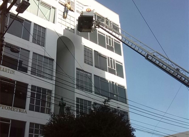 El estudiante fue rescatado tras varias horas crucificado a una de las ventanas en la parte superior del edificio principal de la Universidad San Martín. FOTO COLPRENSA