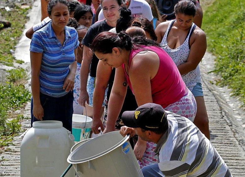 Habitantes de Pajarito buscan el agua que les regala uno de los vecinos, mientras llegan los carrotanques. FOTO Heny agudelo