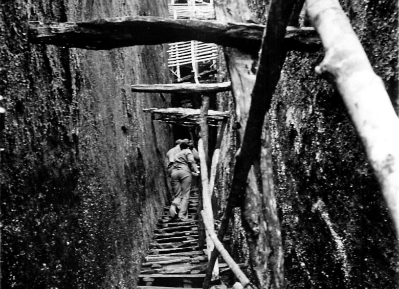 Las primeras escaleras de madera para subir a la roca (1970). FOTO ARCHIVO