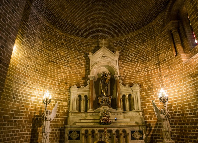 4 Retablo ubicado en la parte occidental de la catedral, también en mármol fabricado en Italia le rinde culto a la Virgen del Carmen. Al otro costado hay uno similar a San José. FOTOS JULIO CÉSAR HERRERA