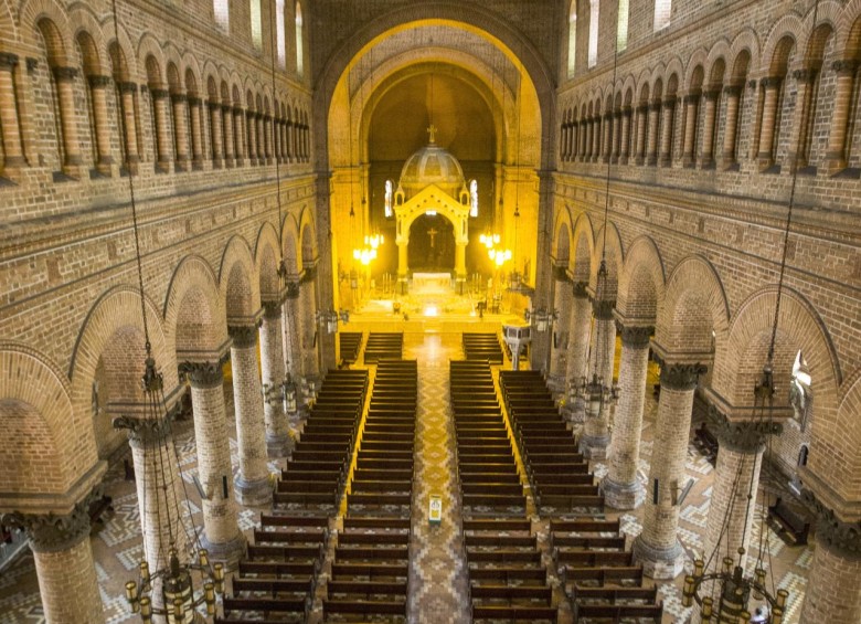 Vista desde el coro de la catedral, donde está instalado el órgano. Se puede apreciar el piso con estilo bizantino traído de Bélgica. FOTO JULIO CÉSAR HERRERA
