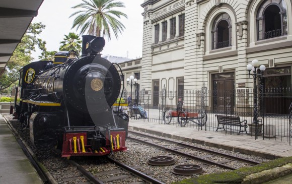 La vieja locomotora del primer ferrocarril de Antioquia, desaparecido en los años 60. FOTO: ESTEBAN VANEGAS