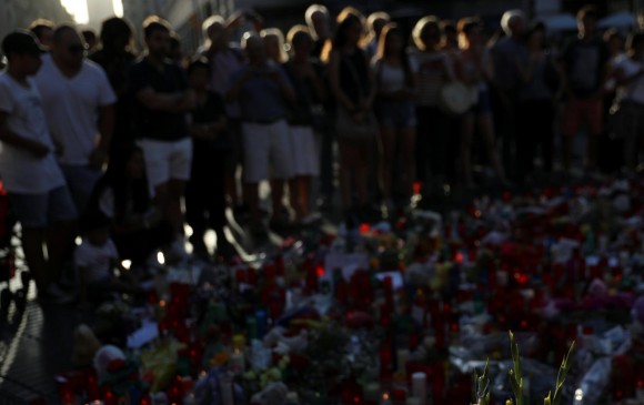 Hasta el lugar del atentado siguen llegando mensajes de condolencias. FOTO: Reuters