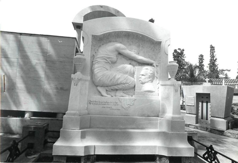 El mausoleo de Jorge Isaacs en el Cementerio de San Pedro, una obra de arte realizada por el escultor Marco Tobón Mejía. Las rosas fueron llevadas por el escritor Juan José Hoyos como un homenaje. Foto: Archivo.