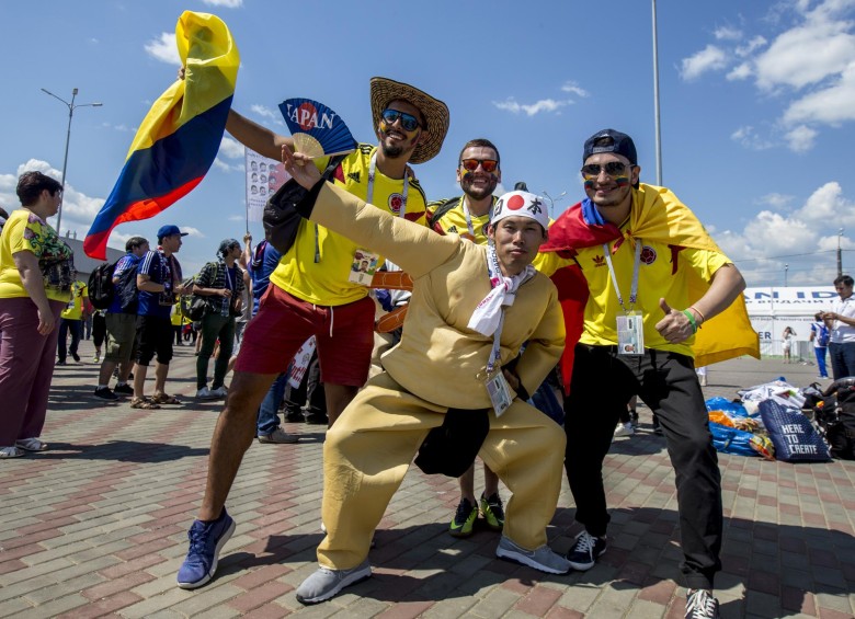 Los hinchas colombianos y japoneses se integran en el previo del debut de ambas selecciones en Rusia. FOTO JUAN ANTONIO SÁNCHEZ- ENVIADO ESPECIAL