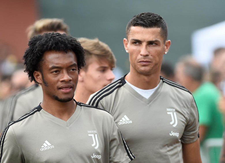 Cristiano Ronaldo y el colombiano Juan Guillermo Cuadrado en el previo del juego del debut del portugués con el elenco italiano. FOTO REUTERS