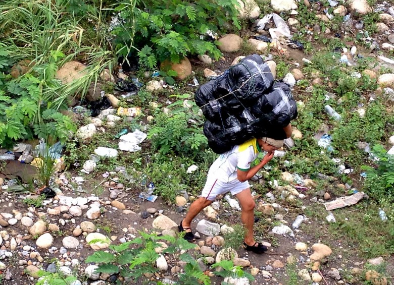 El llamado maleteo o pitufeo saca toneladas de alimentos y gasolina por las trochas ubicadas a lo largo de la frontera. FOTO COLPRENSA