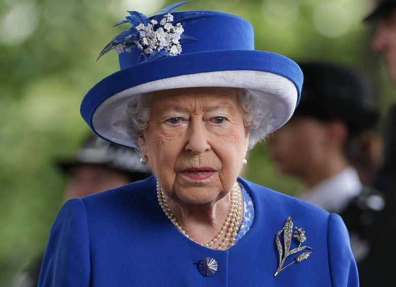 La reina condecoró a varios artistas este sábado. FOTO AFP