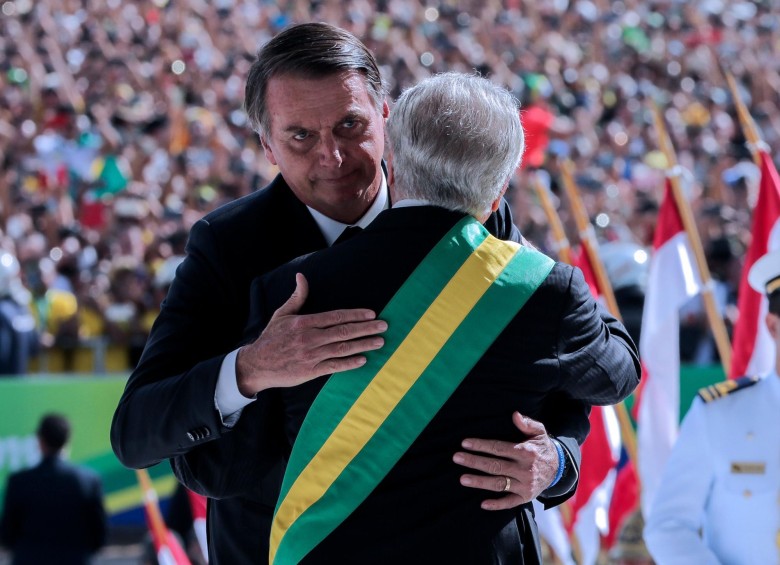 Jair Bolsonaro es investido por su antecesor, Michel Temer. Durante la posesión el nuevo mandatario prometió que Brasil “volverá a ser un país libre de amarras ideológicas”. FOTO afp
