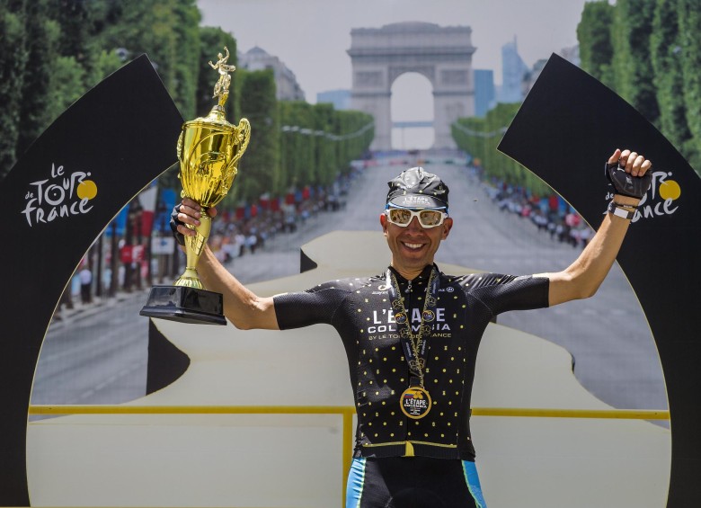 Frente a la pancarta que simulaba ser el paisaje de los Campos Elíseos en París, John Franklin Betancur celebró en la primera edición de L’etape Colombia by Le Tour. FOTO julio césar herrera