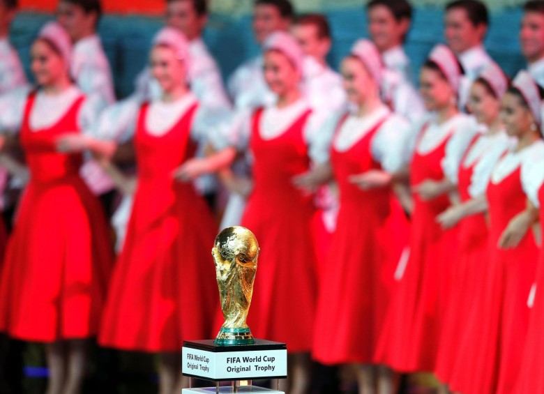 El trofeo de la Copa Mundo estuvo en el escenario durante todo el sorteo. FOTO EFE