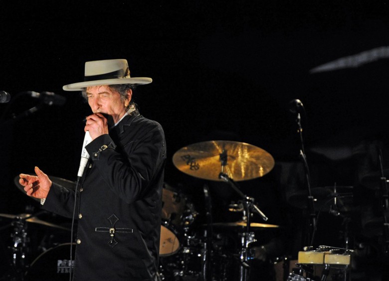 La Academia sueca comunicó que no dedicará más tiempo ni esfuerzos en dar con Bob Dylan. FOTO AFP