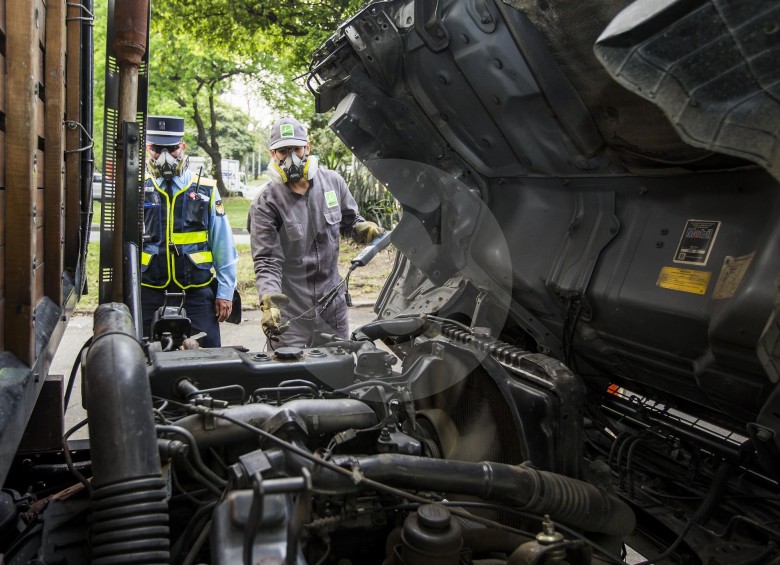 Autoridades hacen control en los 21 puestos de revisión de emisión de gases vehiculares en el Aburrá. FOTO Julio César Herrera