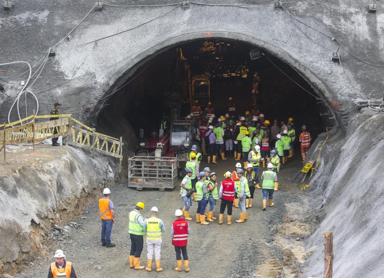 Después de dinamitado el muro de tierra, el túnel Seminario quedó abierto al paso del personal de la obra.