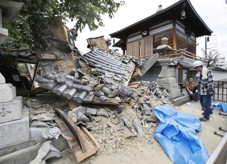 El sismo en Japón, una nación acostumbrada a sufrir terremotos, deja de momento 3 muertos, más de 300 heridos, 170.000 casas sin luz y 110.000 sin gas. FOTOS AFP Y REUTERS