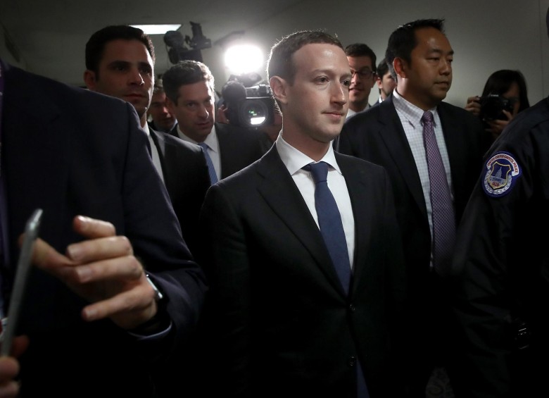 Zuckerberg camina en la sede del Capitolio en Washington. FOTO AFP