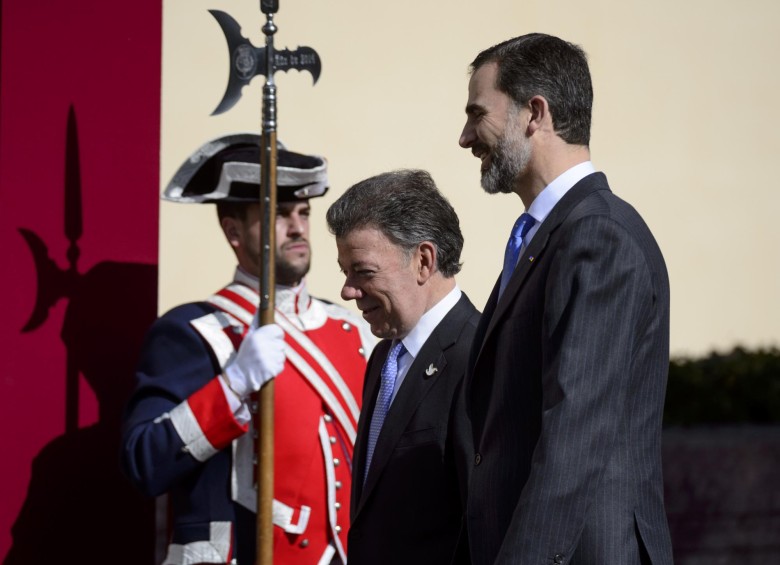 Santos fue recibido en el Palacio Real El Pardo con Honores Militares por el rey Felipe VI de España, en el inicio oficial de su visita de Estado al país Ibérico. FOTO CORTESÍA
