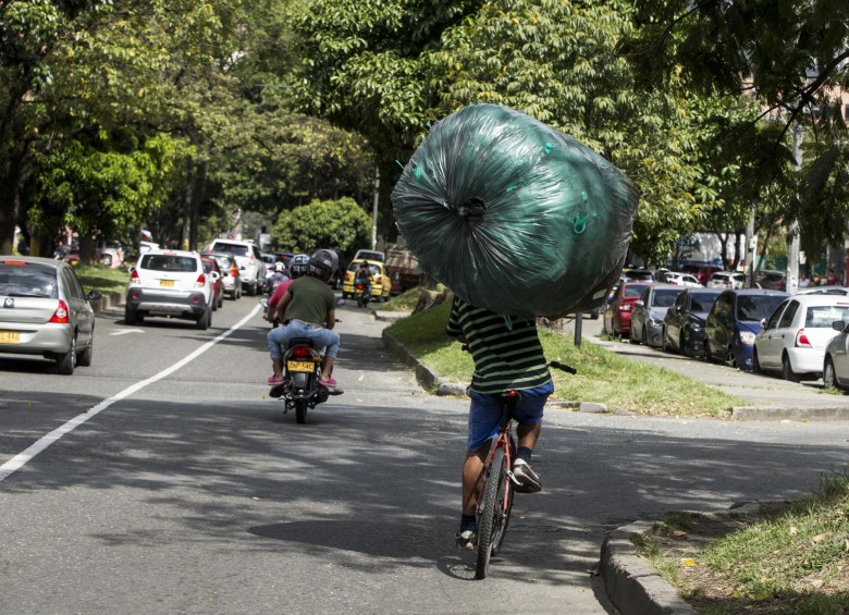 En tanto el uso de la bicicleta sigue en aumento, continúan las imprudencias de algunos de sus conductores. Autoridades destacan baja en accidentes. FOTO Jaime Pérez