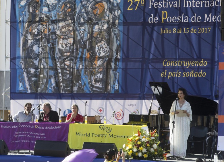 El Festival Internacional de Poesía comenzó en 1991. El director del certamen, Fernando Rendón (sentado en el centro), en este año se celebrará la edición número 28, entre el 14 y 21 de julio. Foto Manuel Saldarriaga.