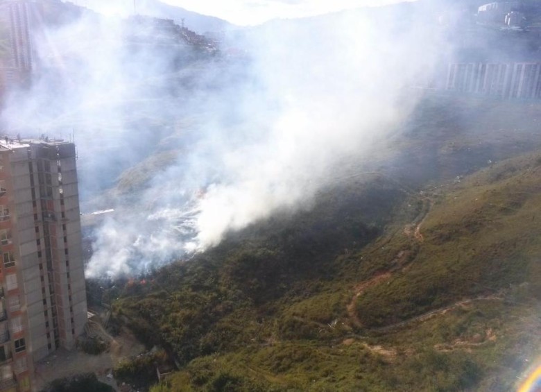 Los Bomberos de Medellín intentan en la tarde de este martes controlar un incendio forestal que se presenta en la parte alta del barrio Calazans. FOTO Luber Mario Gil ‏@lubermario