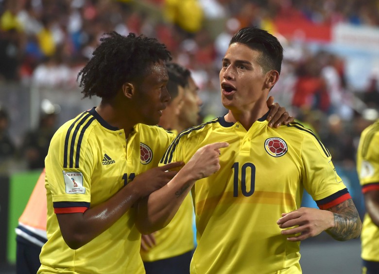 James y Juan Guillermo Cuadrado durante la celebración del gol colombiano en Lima. FOTO AFP