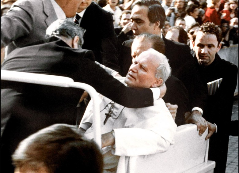 Muy recordado es el intento de asesinato que sufrió el Pontífice el 13 de mayo de 1981 por parte del turco Mehmet Ali Agca. Pero más recordado fue el posterior perdón del Papa al terrorista, con una visita a su celda FOTOS AFP