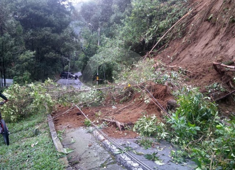 El derrumbe en el sector La María bloqueó la vía a El Escobero. FOTO CORTESÍA GUARDIANES ANTIOQUIA