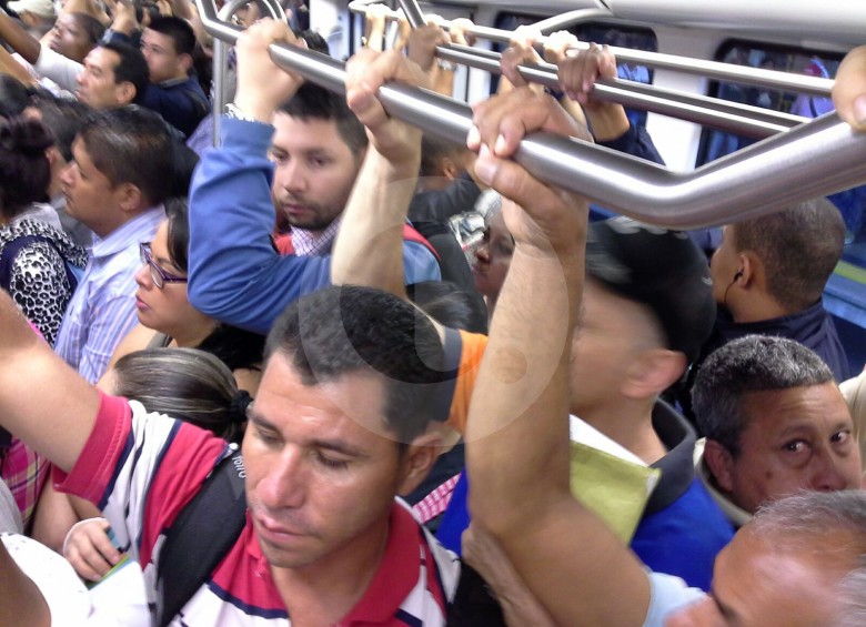 Retraso de 10 minutos generó congestión y molestias en el Metro