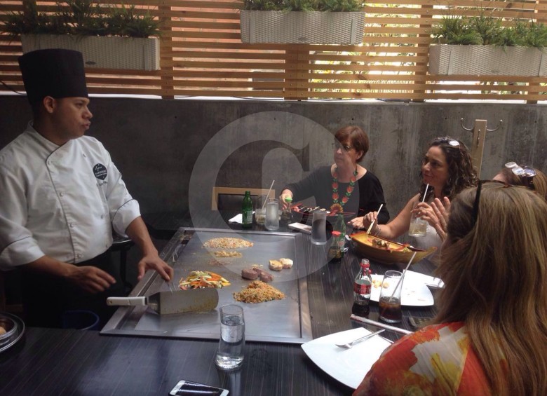 Los clientes de Hanami pueden pedir el servicio de teppanyaki y sentarse en la misma plancha que cocina el chef para disfrutar de un espectaculo para saborear con todos los sentidos. FOTOS Miguel Ángel López