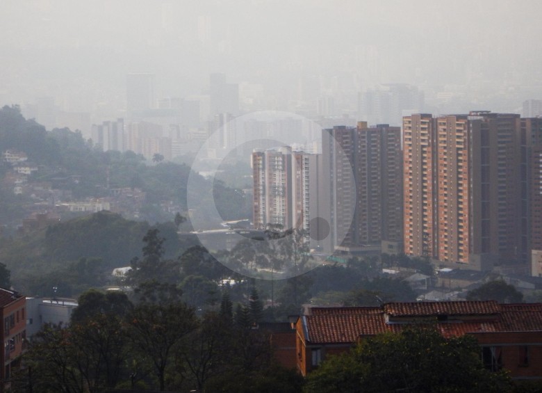 El aire de Medellín vivió 40 días en estado crítico debido a la alta concentración de gases contaminantes en su valle y sus montañas. Solo hubo un día (el 6 de marzo) en el que predominó el rojo en la mayoría de sus estaciones de monitoreo. FOTO Edwin Bustamante