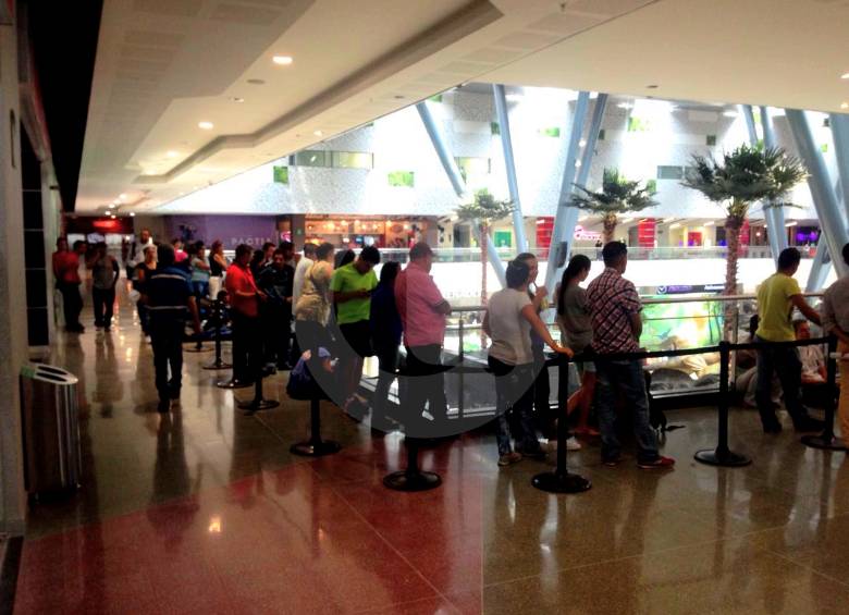 Largas filas, panorama diario en Mayorca. FOTO Juan Vásquez Largas filas, panorama diario en Mayorca. FOTO Juan Vásquez