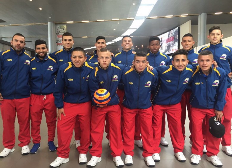 Portando el balón junto a los compañeros campeones del Mundial Sub-17 en Paraguay. Foto cortesía familia