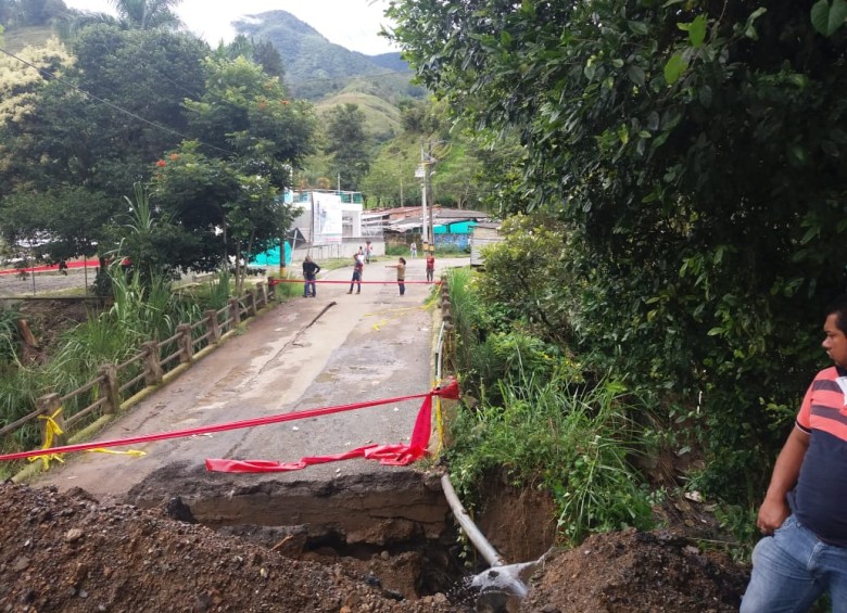 Este puente, que es el principal acceso al municipio de Cañasgordas, colapsó debido a las fuertes lluvias. FOTO: CORTESÍA HABITANTES DE CAÑASGORDAS