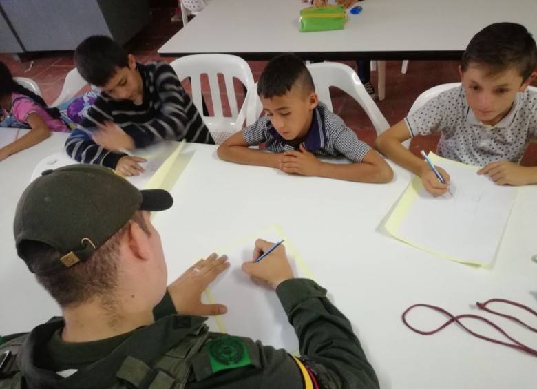 Todos los viernes a las 3 de la tarde, el patrullero de la Policía Guzmán se reúne con los estudiantes de la escuela del corregimiento de Otaré para darles clases de dibujo. FOTOs cortesía