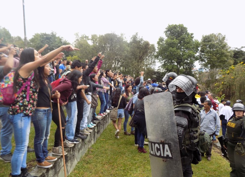 Así fueron los disturbios durante las visitas de Uribe y Petro
